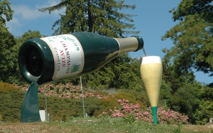 Avize - Bouteiile et verre à Champagne à l'entrée du bourg -  © M.CRIVELLARO