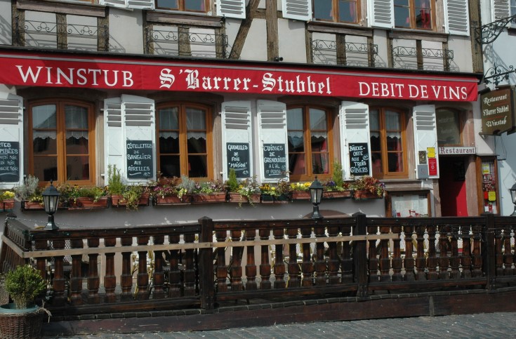 Dambach-La-Ville - Winstub sur la place de la mairie - © M.CRIVELLARO Dambach-La-Ville - Winstub sur la place de la mairie - © M.CRIVELLARO