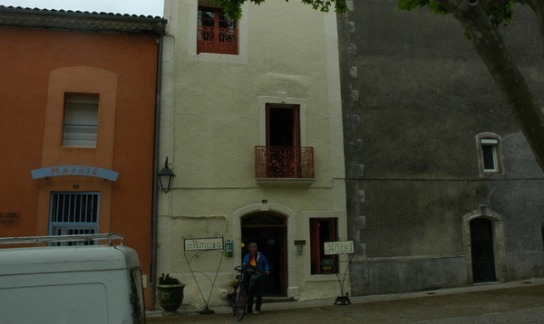 "Hôtel du Mimosa" - 10, Place de la Fontaine - 34725 Saint-Saturnin-de-Lucian. Tél. 04 67 88 62 62  - © M.CRIVELLARO