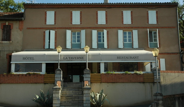  Hôtel-Restaurant "La Taverne" - Rue Aubijoux - 81150 Castelnau-de-Lèvis- Tél. 05 63 60 90 16, à 7 km d'Albi - © M.CRIVELLARO