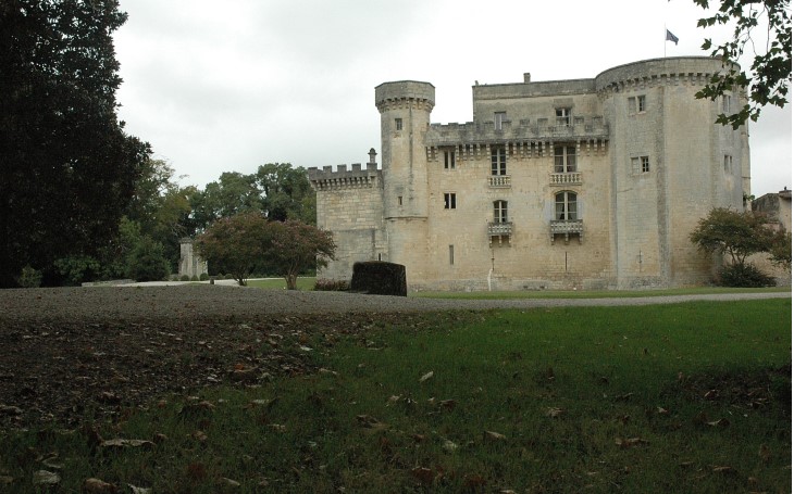 Lamarque - Château de Lamarque - Château fort  devenu château viticole, Les défenses et la chapelle datent des XIe et XIIe siècles -  © M.CRIV...