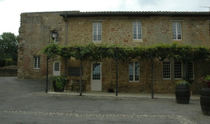 Madiran - La maison des vins du Madiran et du Pacherenc du Vic-Bilh est installée dans l'ancien prieuré. © Marion CRIVELLARO