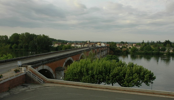 Moissac - Le Pont Napoléon sur le Tarn vu depuis l'hôtel "Le Pont Napoléon" - © M.CRIVELLARO