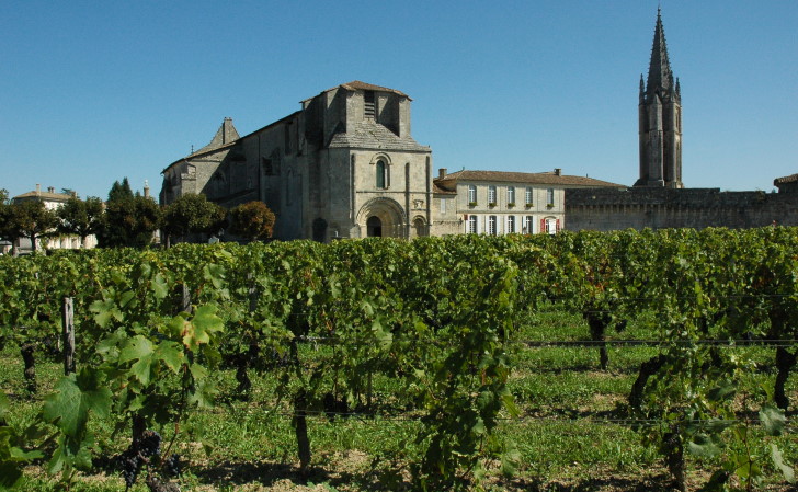 Saint-Emilion - Vignoble de Clos Fourtet et village de Saint-Emilion. Photo Michel CRIVELLARO
