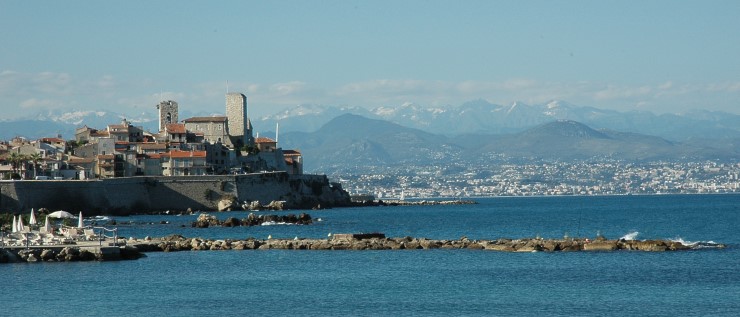 Antibes la vieille ville, le musée Picasso et les Alpes en fond - Photo Michel CRIVELLARO