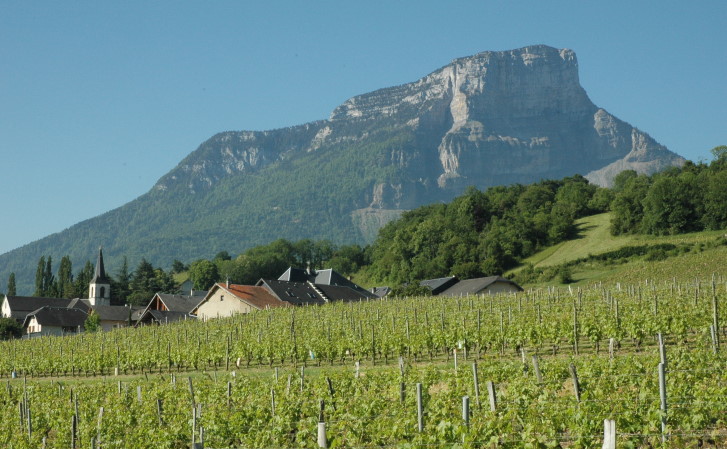 Apremont -  L'imposant mont Granier (1 933 m) surplombe le village et l'église Saint-pierre-d'apremont. © M.CRIVELLARO