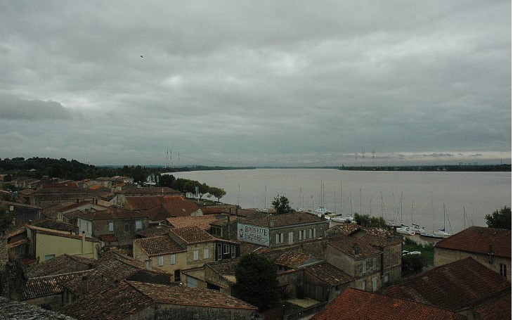 Bourg-sur-Gironde. Vue sur les toits et la Dordogne - © M.CRIVELLARO Bourg-sur-Gironde. Vue sur les toits et la Dordogne - © M.CRIVELLARO