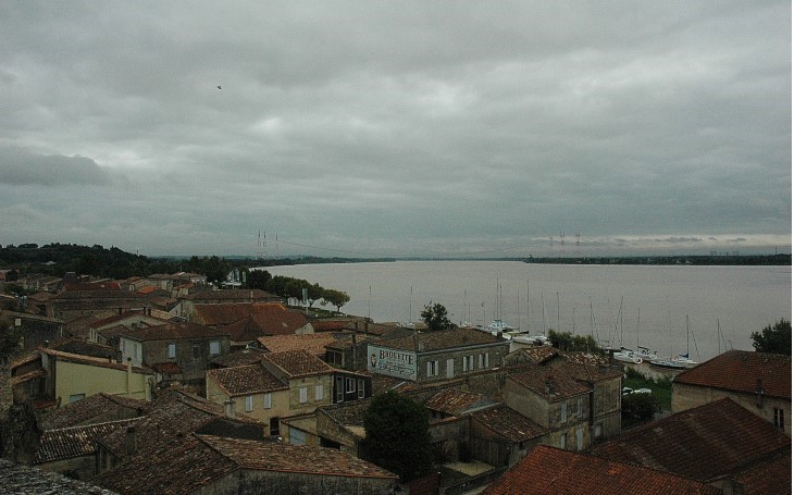 Bourg-sur-Gironde. Vue sur les toits et la Dordogne -  © M.CRIVELLARO