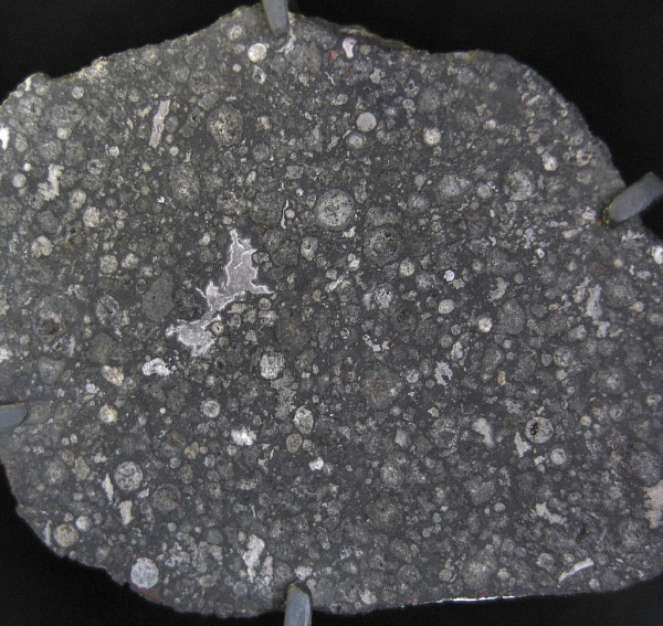 Fragment de la météorite Allende. Auteur : Shiny Things — originally posted to Flickr as AMNH - image Wikipédia