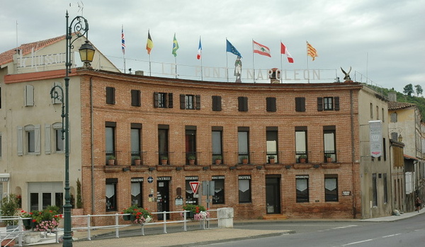  Hôtel "Le Pont Napoléon" - 2, allées Montebello - 82200 Moissac - Tél. 05 63 04 01 55 - © M.CRIVELLARO