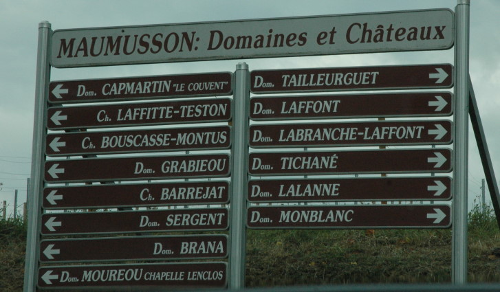 Maumusson-Laguian - A l'entrée du village, une pancarte liste les domaines et châteaux de la commune. © Marion CRIVELLARO