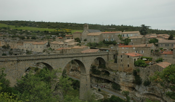 Minerve - Village de Minerve sur sa falaise de calcaires à Alvéolines - Vins A.OC Minervois - © M.CRIVELLARO