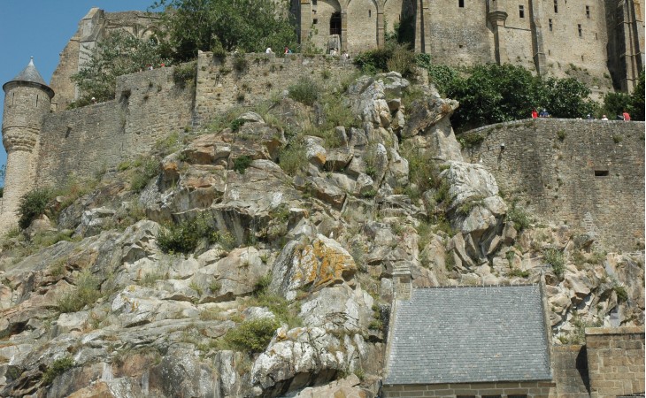 Mont-Saint-Michel - Granite cadomien appelé Leucogranite bien visible à l'entrée du Mont-Saint-Michel - © M.CRIVELLARO