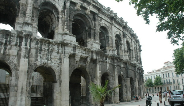 Nîmes - Les arènes sur la route des Costières de Nîmes - © M.CRIVELLARO