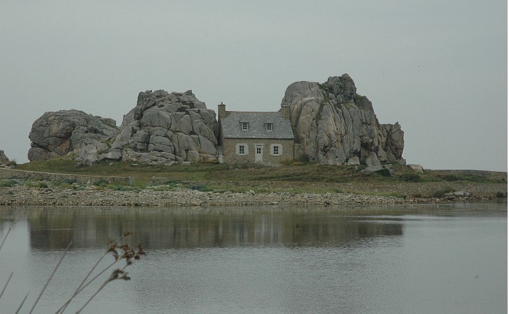 Plougrescant - Maison entre deux blocs de granites appartenant au massif de Perros-Guirec/Bréhat - 615 Ma. © M.CRIVELLARO