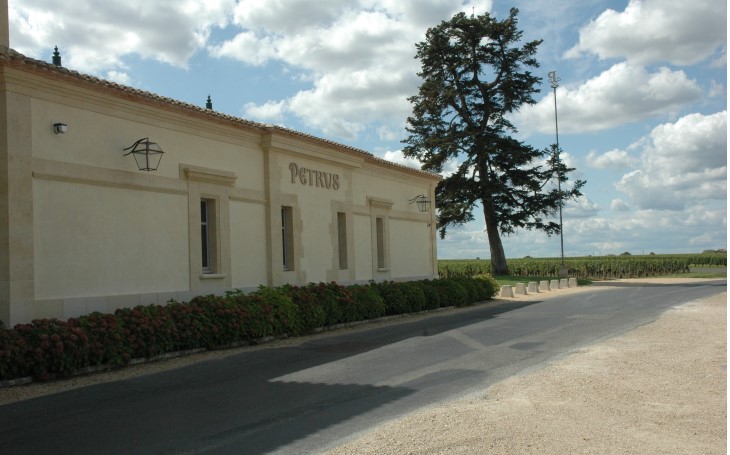 Pomerol - Au milieu de la haute terrasse, on trouve Château Pétrus Grand cru exceptionnel de Pomerol - © Marion CRIVELLARO Pomerol - Au milieu de la haute terrasse, on trouve Château Pétrus Grand cru exceptionnel de Pomerol - © Marion CRIVELLARO