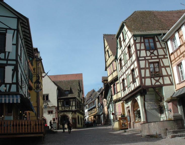  Riquewihr : Rue principale et Maison Hugel - © M.CRIVELLARO