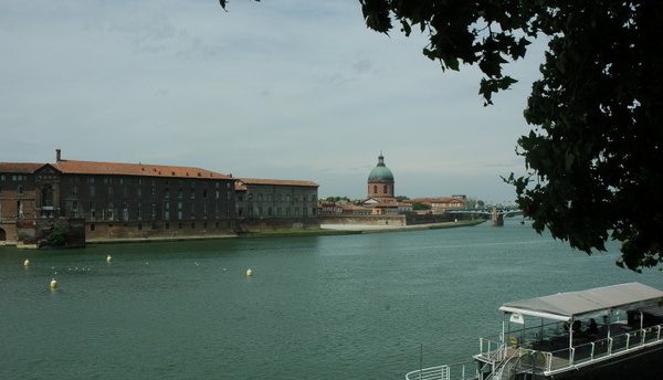 Toulouse - Sur les bords de la Garonne, le Pont Saint Pierre et le Dôme de la Grave - © M.CRIVELLARO