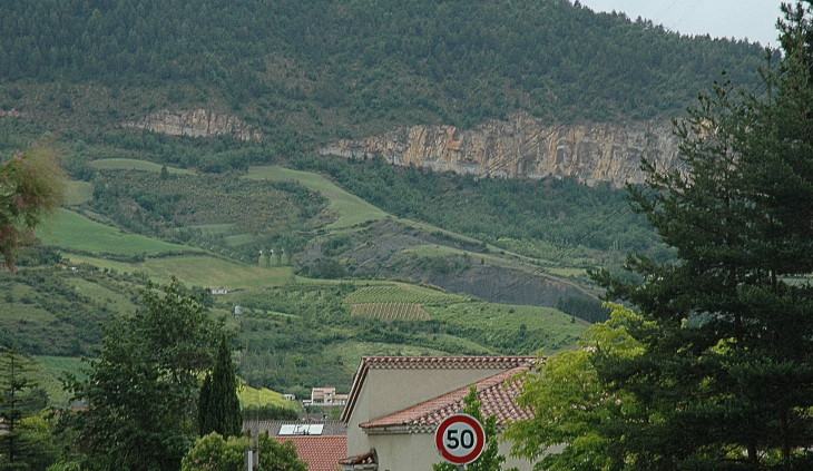 Vignobles des Côtes de Millau à Aguessac sur les versants du Causse - Sol argilo-calacaire sur éboulis du Causse. - © M.CRIVELLARO