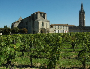 Saint-Emilion - Vignoble de Clos Fourtet et village de Saint-Emilion.