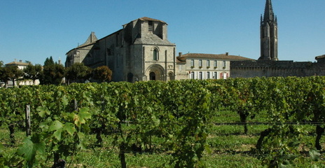 Saint-Emilion - Vignoble de Clos Fourtet et village de Saint-Emilion. Saint-Emilion - Vignoble de Clos Fourtet et village de Saint-Emilion.