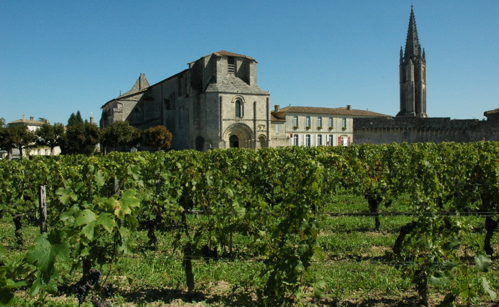 Saint-Emilion - Vignoble de Clos Fourtet et village de Saint-Emilion.