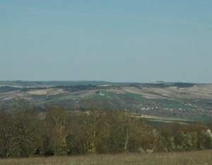 Vallée de l'Yonne . Coteaiux d'Irancy plantés de vignobles